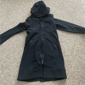 LuluLemon Lined Rain jacket. Size 6. Excellent condition
